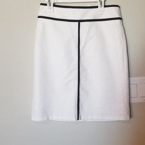 NWT 0 Ann Taylor Skirt. White and Navy